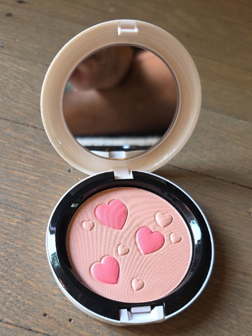 MAC Archie’s Girls Pearlmatte Face Powder - Flatter Me. NEW